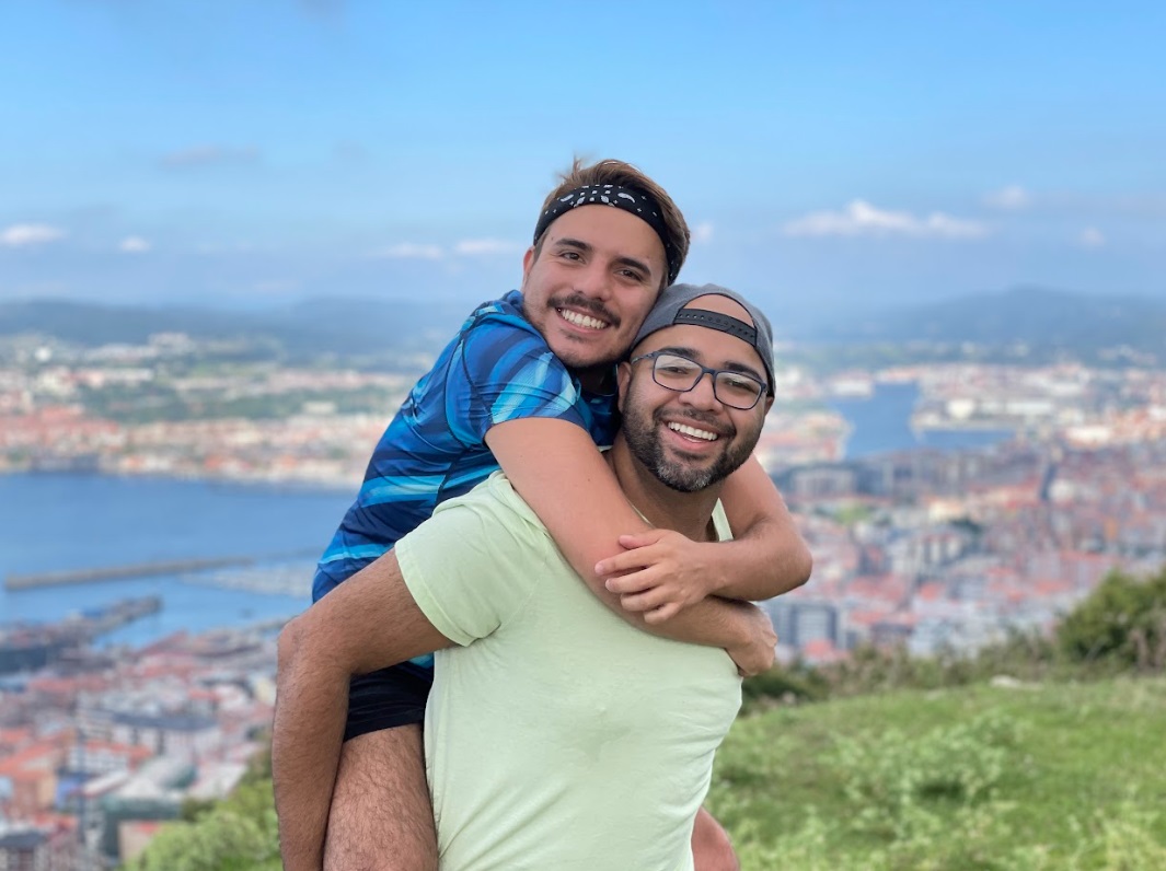 Traje azul profundo con pañuelo marino