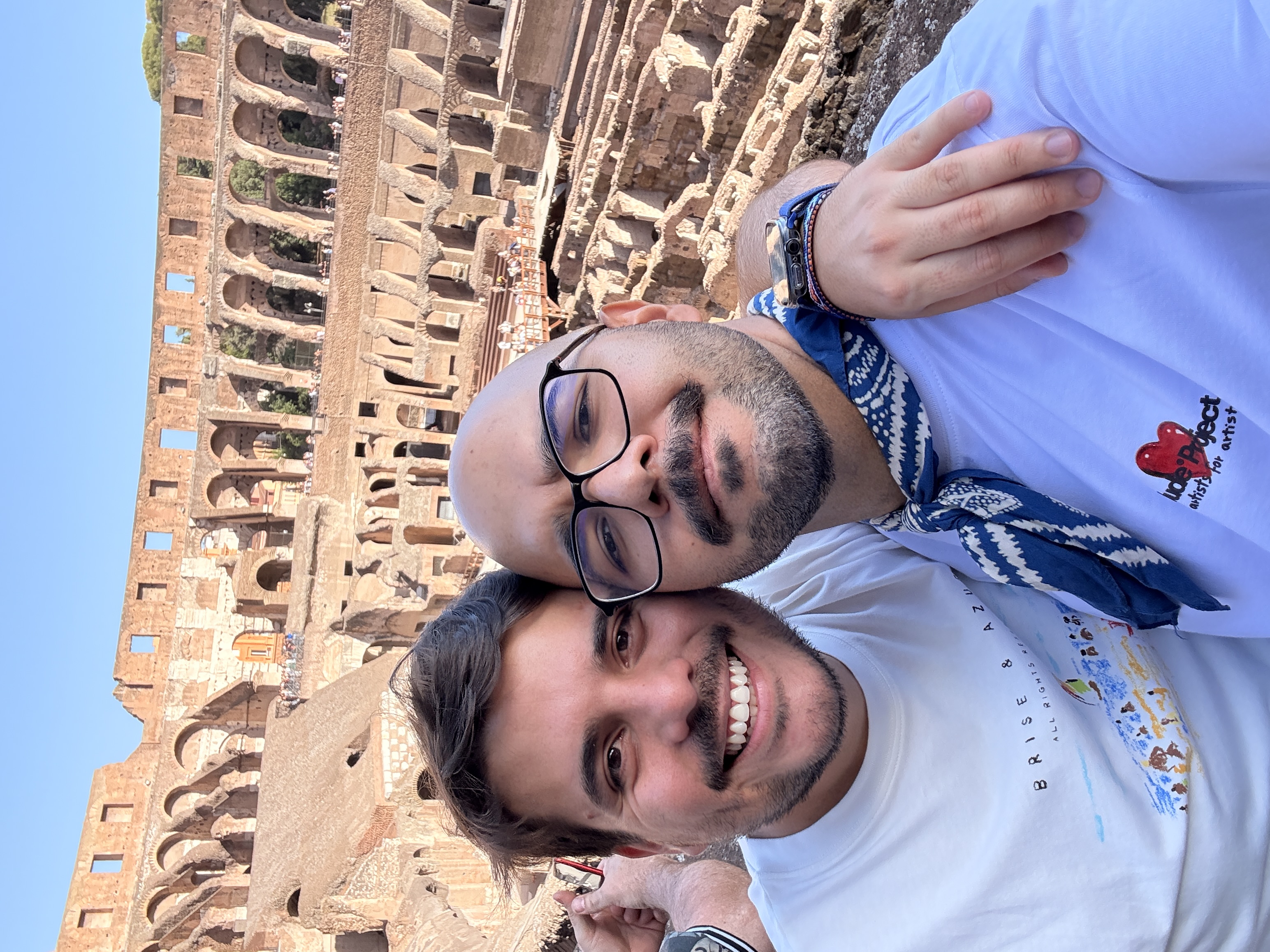 Accesorios dorados discretos