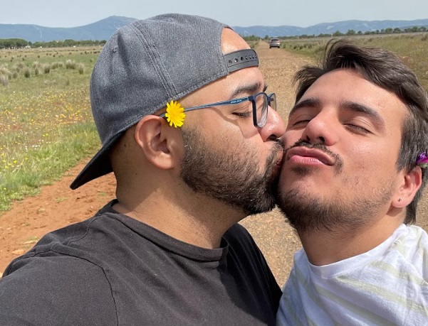 Camisa de lino claro junto al mar