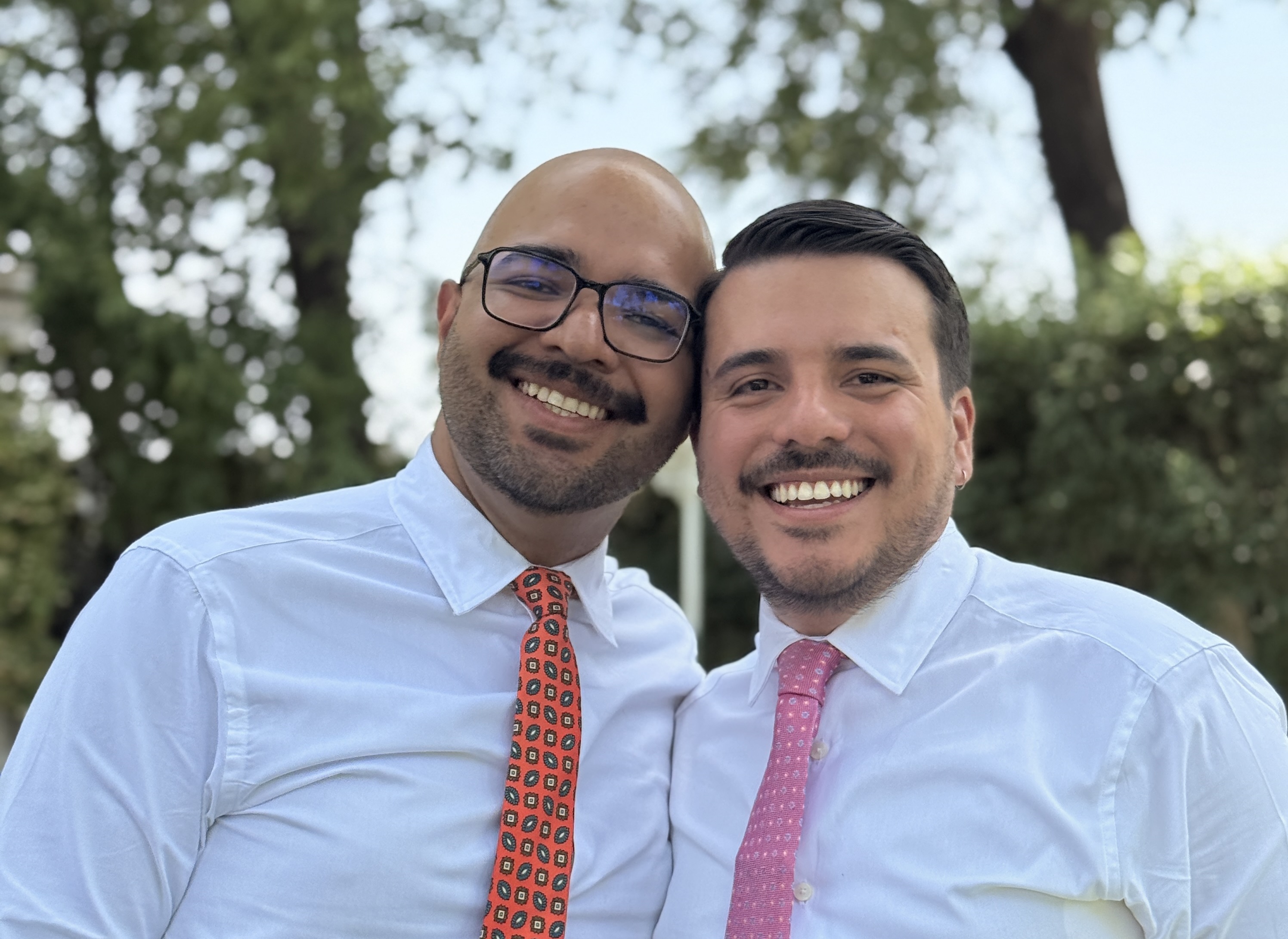 Pareja vistiendo paleta navy y dorado